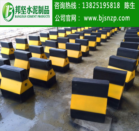 廣州水泥防撞墩、隔離墩，廠家大量存貨供應(yīng)